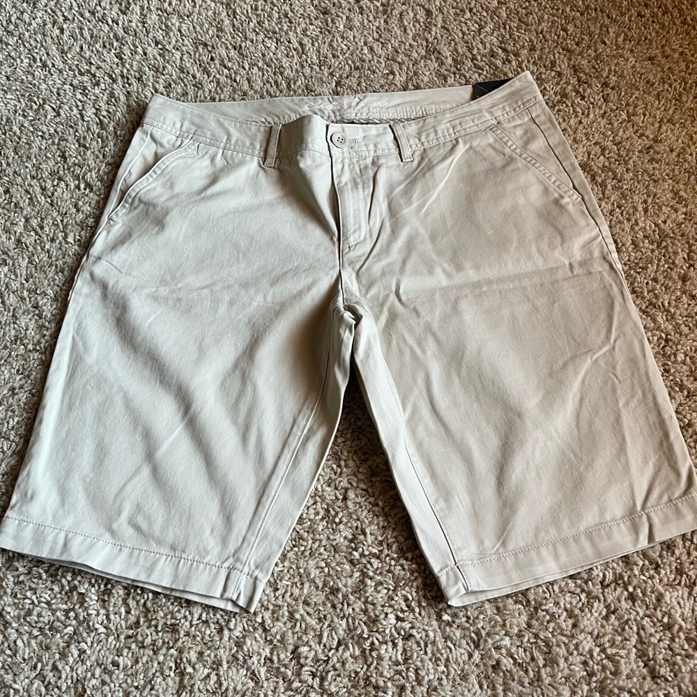 Eddie Bauer slightly curvy Bermuda shorts